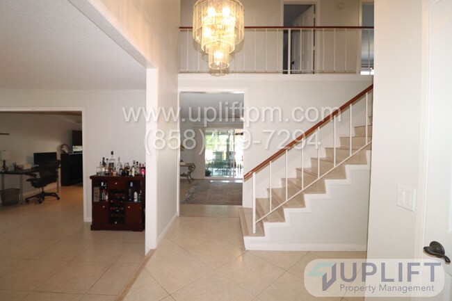 Foto del edificio - Spacious 4-Bed, 3-Bath Home with Unique Fe...