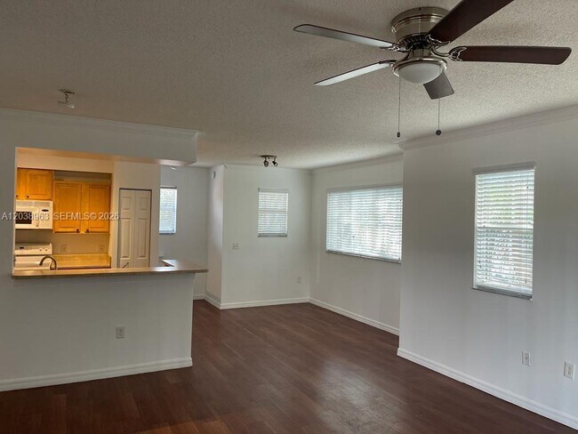 Foto del edificio - 2412 Centergate Dr