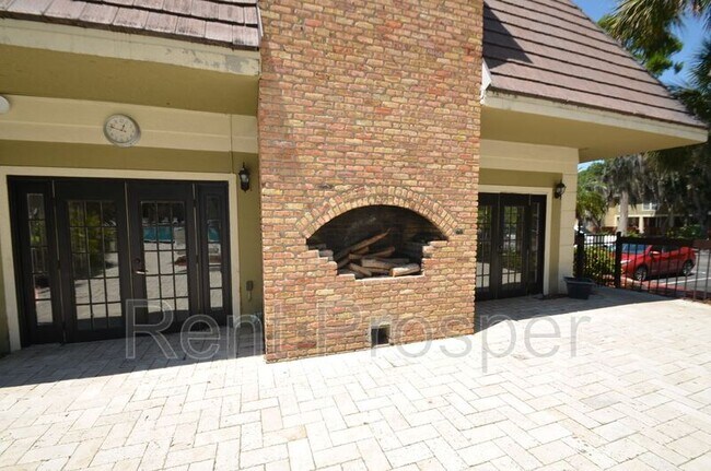 Building Photo - 4019 Versailles Dr