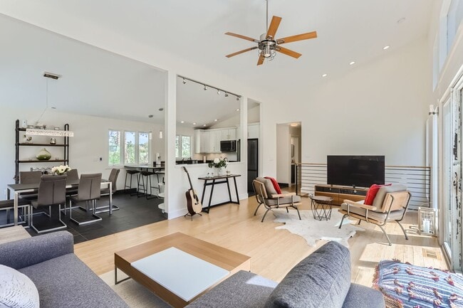 Foto del edificio - GORGEOUS 4BD/ 3BA MOUNTAIN HOME in Boulder, CO- Available 7/10/26!