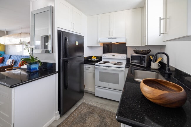 Full Kitchen - 2440 Date St Apartment