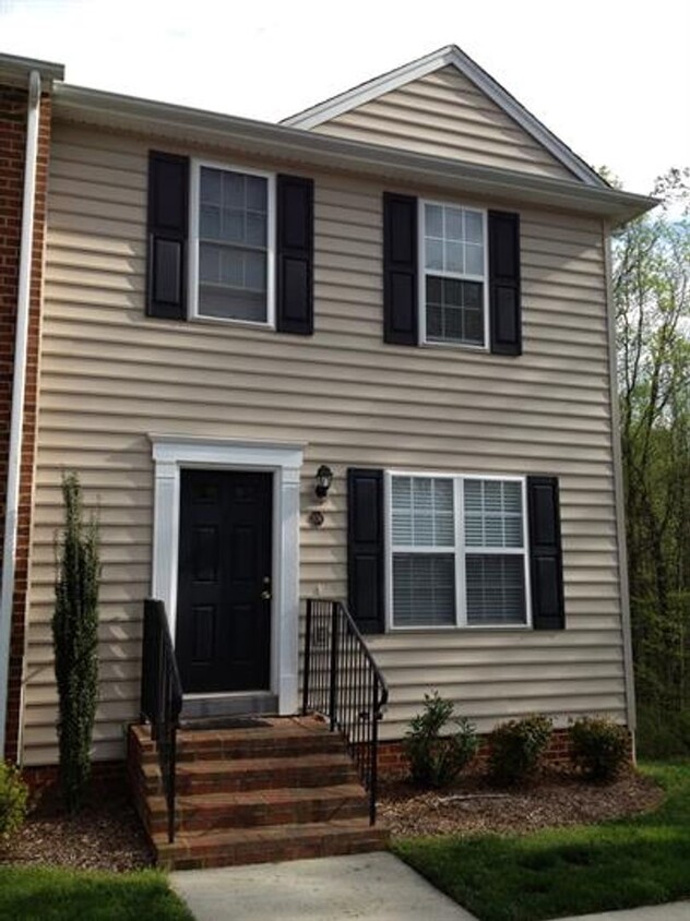 Foto principal - 4 Bedroom Townhome in Lynchburg