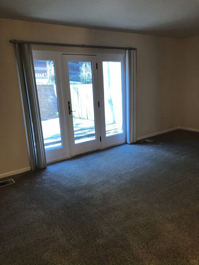 Foto del edificio - Spacious Townhome Close to METRO, Parks, &...