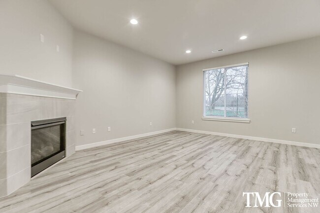 Building Photo - Pet Friendly Spacious Newer 3 Bedroom 2.5 ...