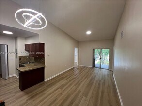 Building Photo - 202 Sable Palm Way