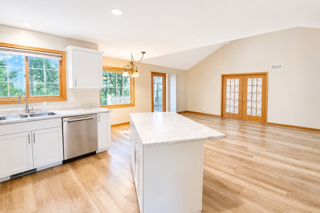 Foto del edificio - Bright Townhome with Fireplace & Nature Views