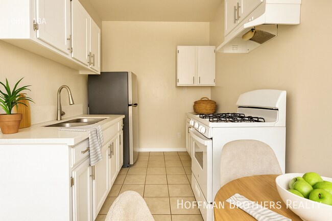 Building Photo - 5606 S Figueroa St