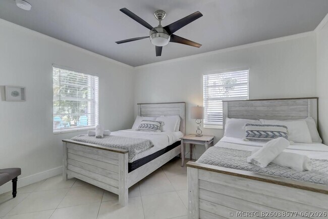 Foto del edificio - 2740-2742 NE 30th Pl