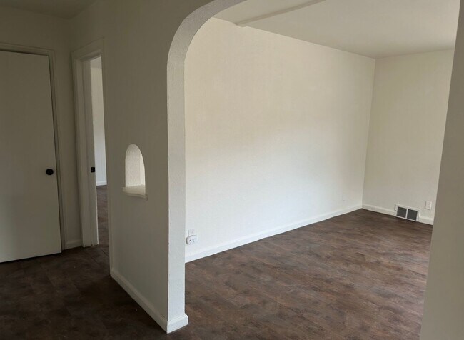 Foto del edificio - 2b/1b with Great Upgrades in a very convenient location!!!