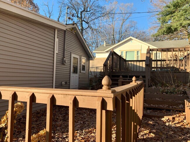 Building Photo - Beautiful 3 Bedroom Home With Lake Koshkon...