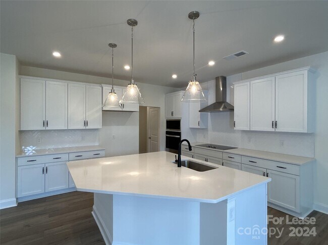 Building Photo - 6032 Mariemont Cir