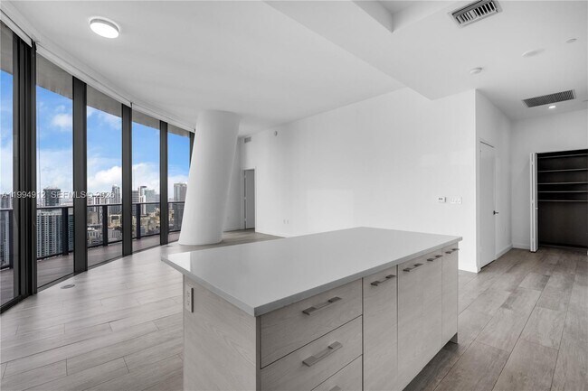 Foto del edificio - 45 SW 9th St