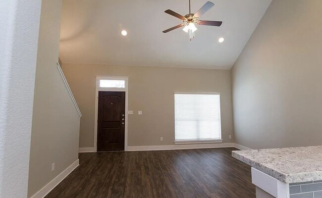 Building Photo - 112 Waverly Dr