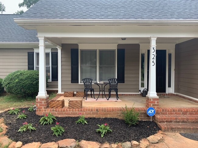 Building Photo - Eastside Three Bedroom Available for Rent July 2026
