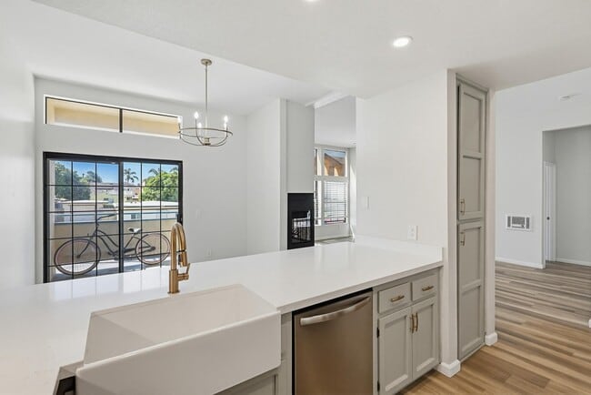 Building Photo - 270 Dahlia Ave