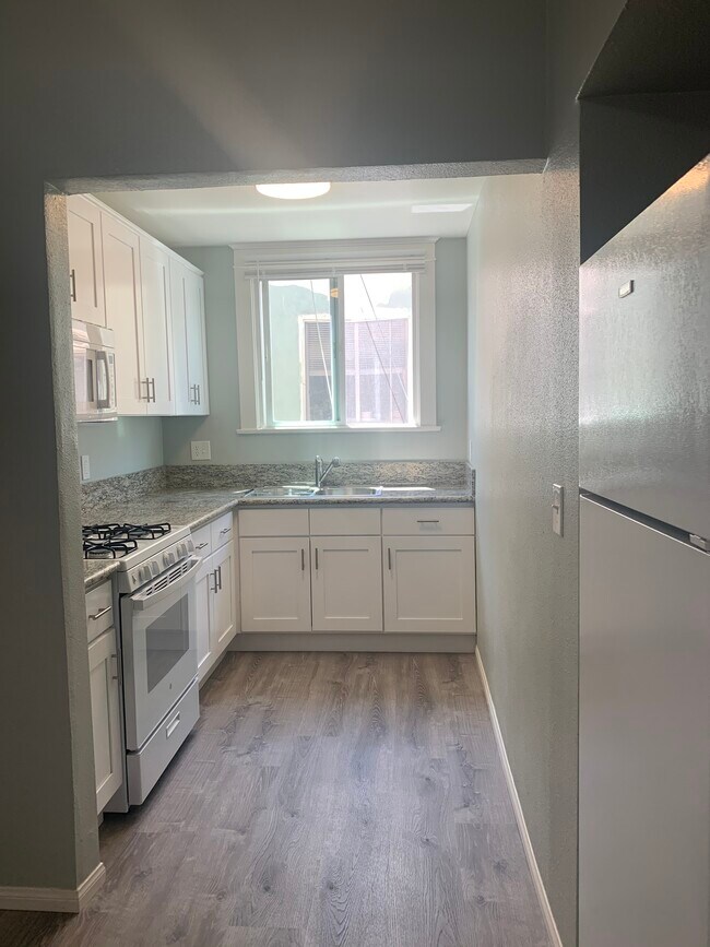 Building Photo - 424 N Rose Pl