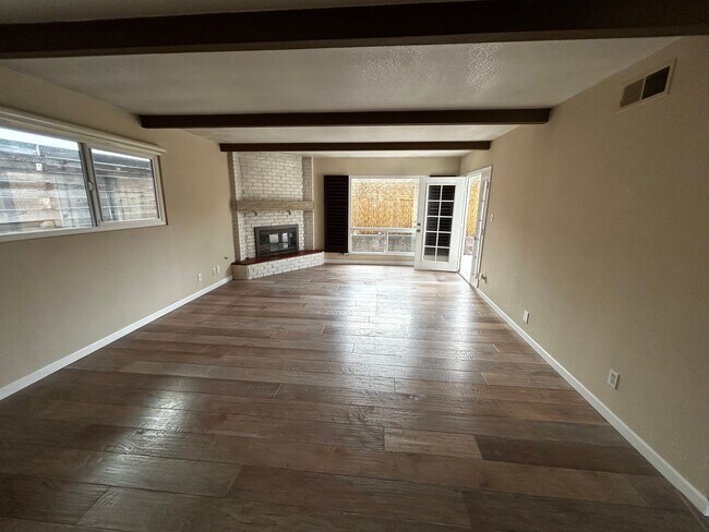 Building Photo - 3 Bedroom house two blocks from the shell ...