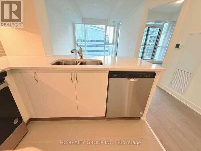 Photo du bâtiment - 4955-4955 Yonge St