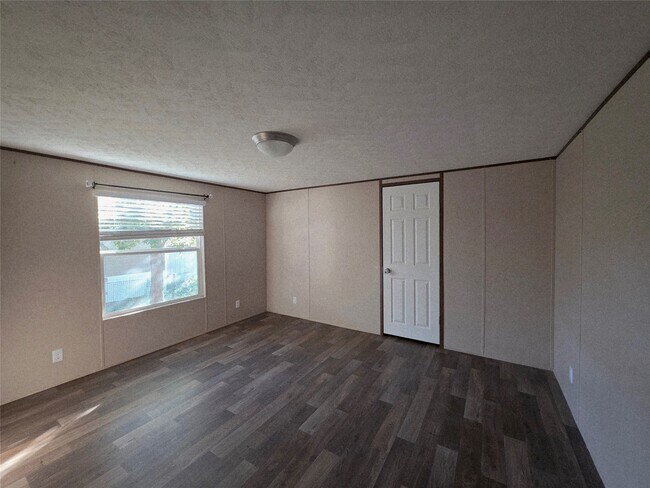 Foto del edificio - 2935 Calder Dr