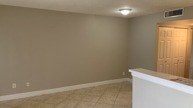 Área de comedor - 1714 Meadows Cir W