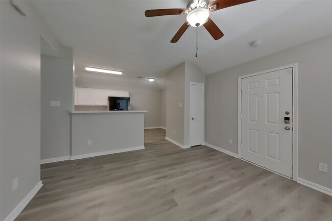 Foto del edificio - 24307 Hard Wood Dr