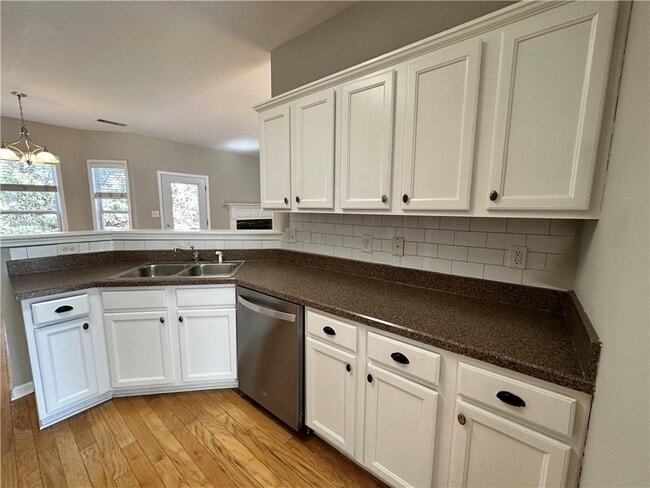 Building Photo - 2403 Walnut Tree Ln