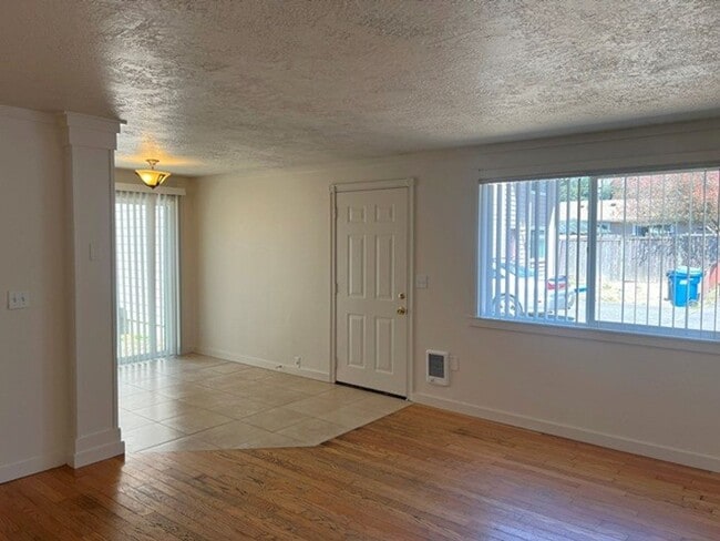 Building Photo - 1274 E Santiam St