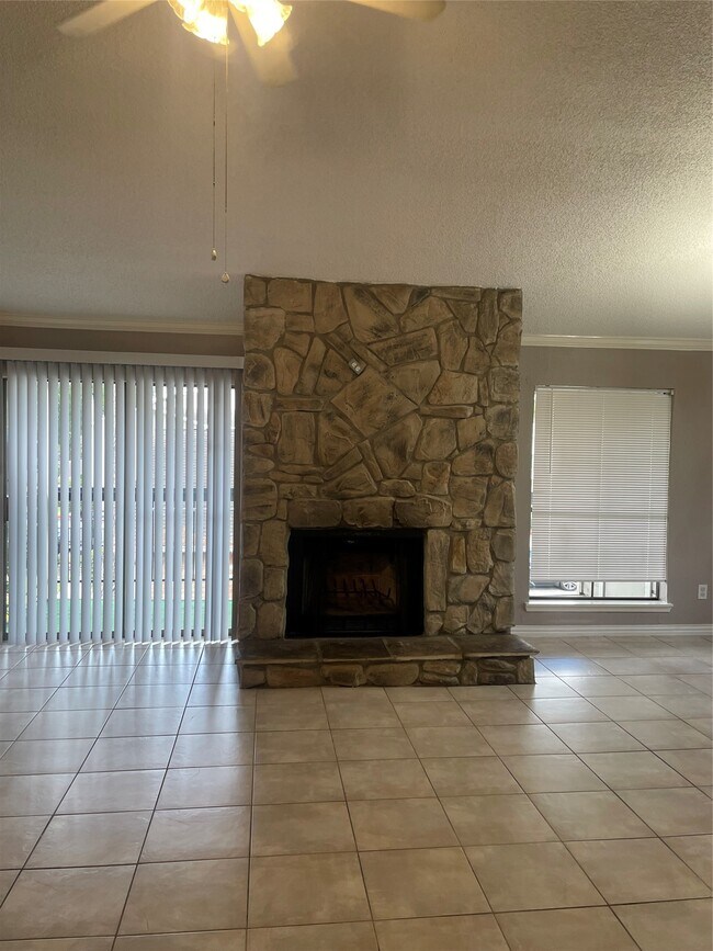 Building Photo - 17401 Red Oak Dr