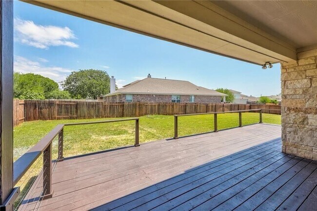 Foto del edificio - 15113 Fernhill Dr