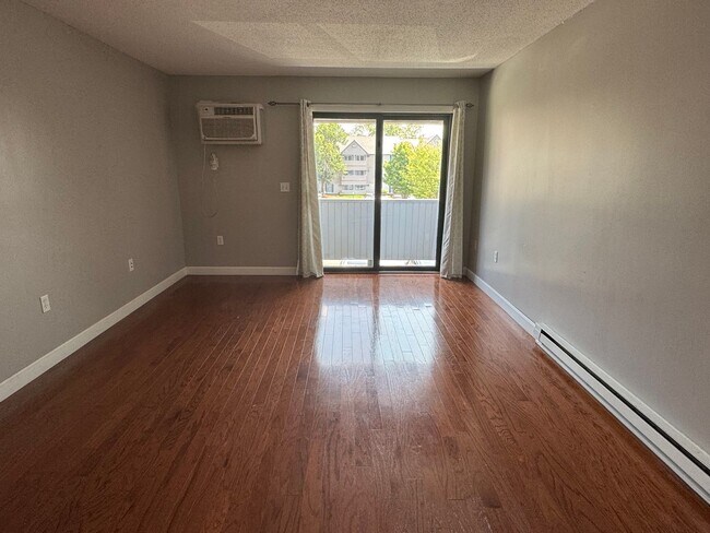 Building Photo - Renovated Two-Bedroom Condo In Manchester