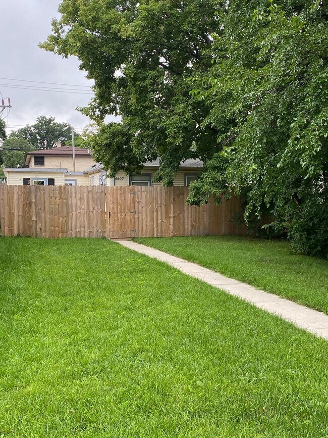 Foto del edificio - 2BR SINGLE FAMILY IN HANDY LOCATION, PARKI...