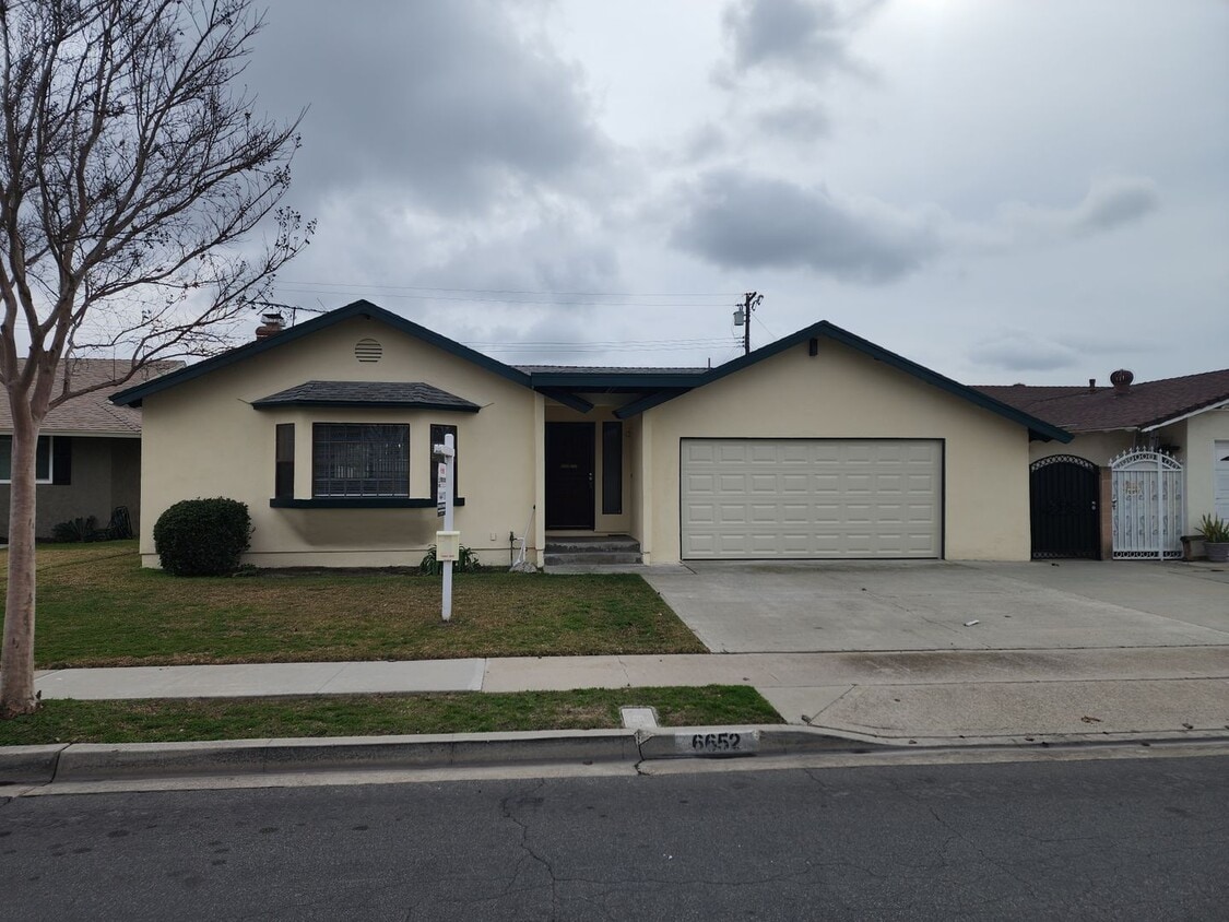 Primary Photo - Large 3 Bedroom 2 Bath Home,