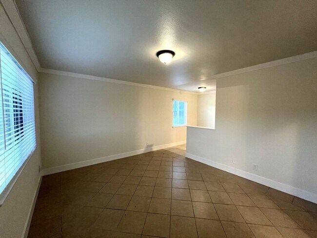 Building Photo - Renovated Apartment Steps to the Beach - W...