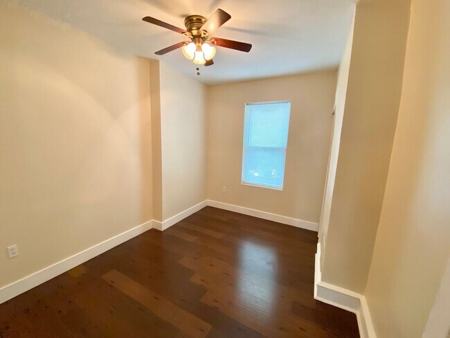 Building Photo - Spacious 3 Bedroom Available Now