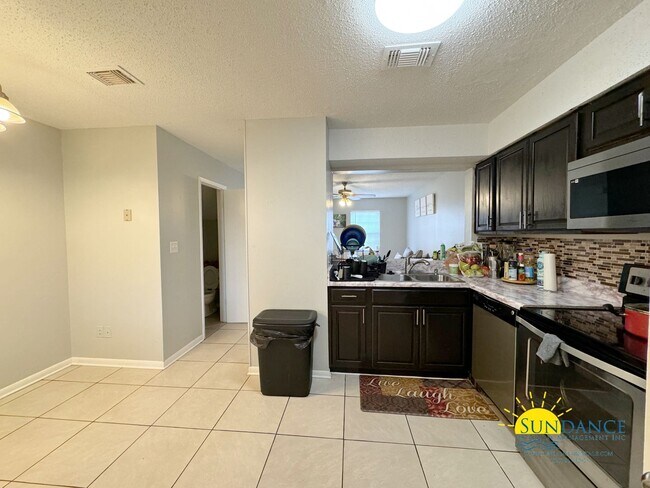 Foto del edificio - Charming 2-Story Townhouse in Fort Walton ...