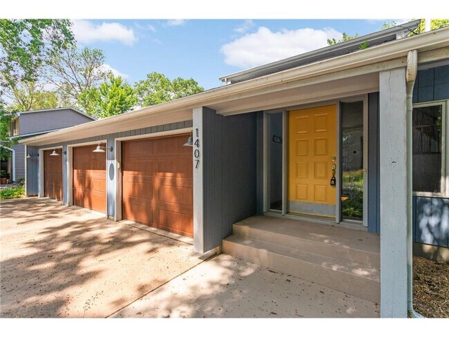 Building Photo - 1407 Bay Point Dr SE