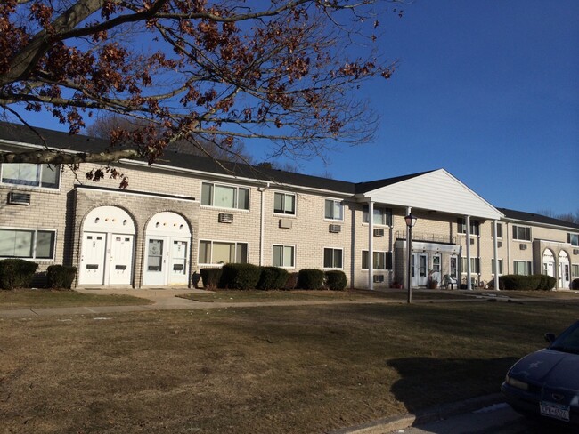 Building Photo - Brookwood on the Lake Apartments for Seniors