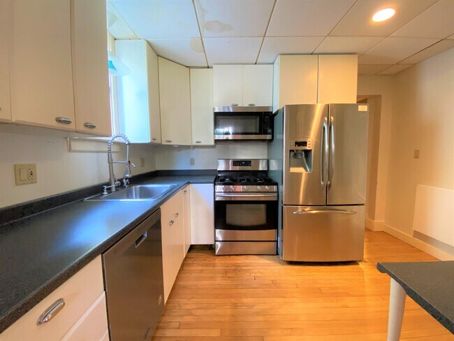 Building Photo - 49 Russell Rd