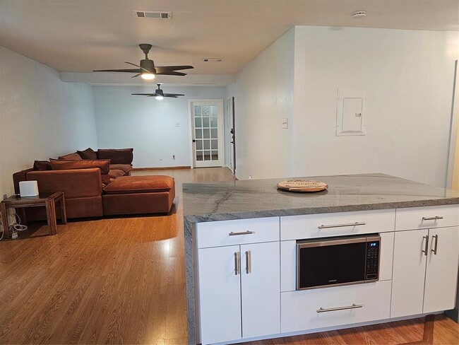 Building Photo - 1318 Broadmoor Dr