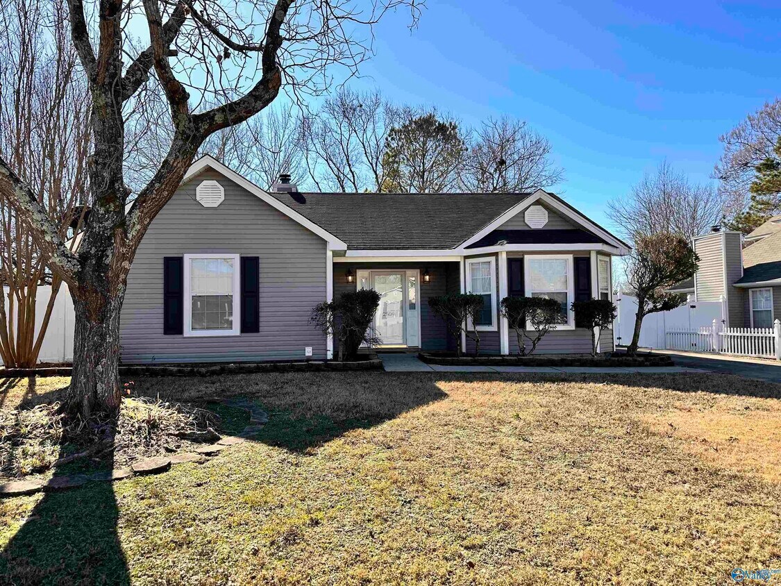 Primary Photo - 2509 Reabok Cir SW