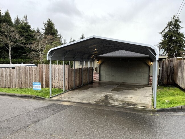 Building Photo - Newley updated 3-bedroom home features fen...