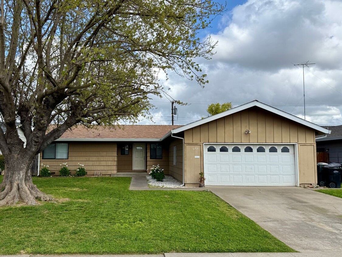 Foto principal - COMING SOON! Beautiful 3/2 in Sacramento! ...