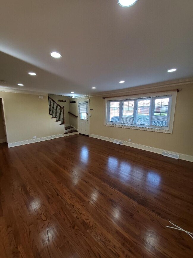 Living room - 9032 N Clifton Ave