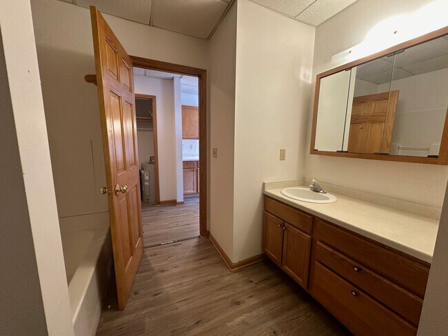 Building Photo - Cozy 1br in downtown Racine