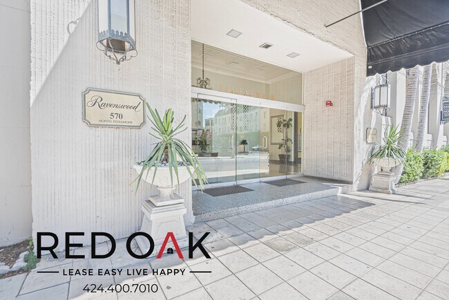 Foto del edificio - 570 N Rossmore Ave