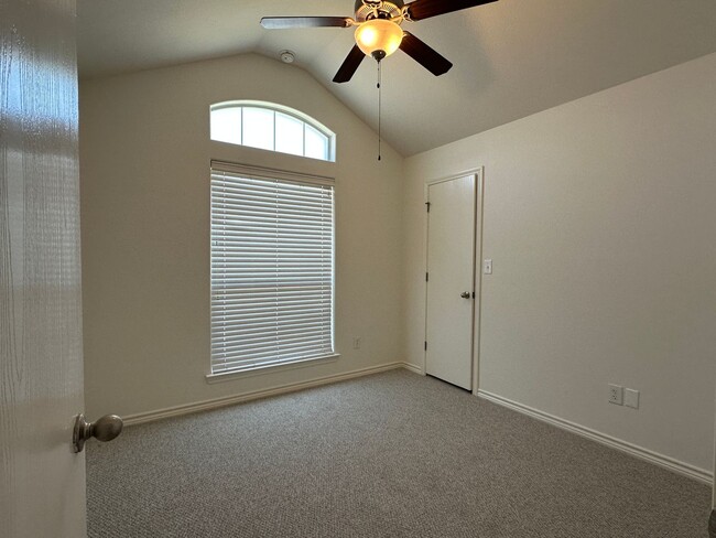 Building Photo - Ready for move in