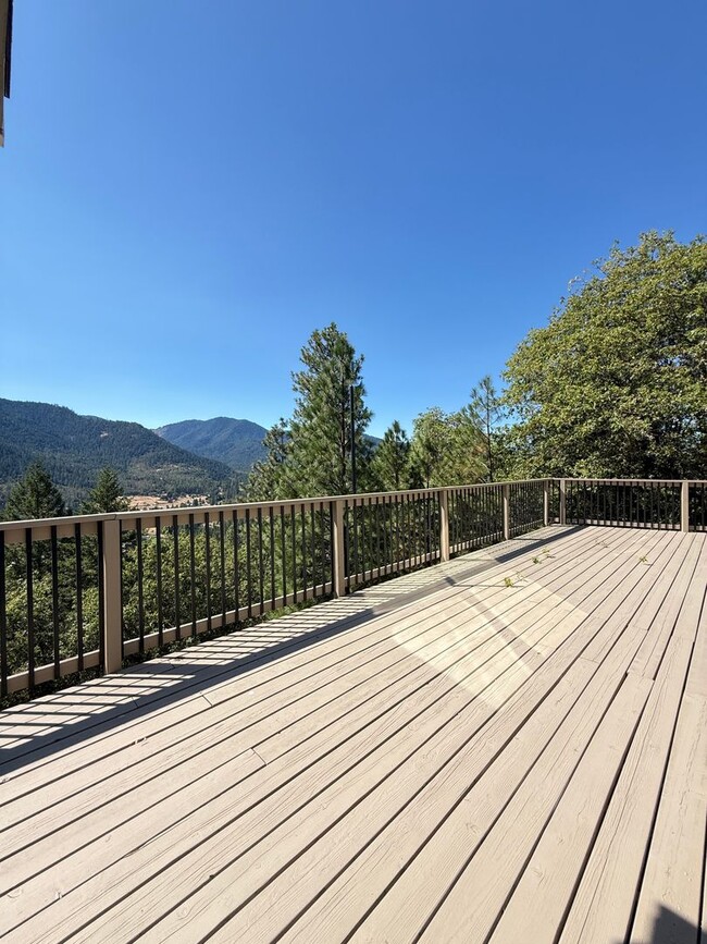 Building Photo - 901 Manzanita Dr