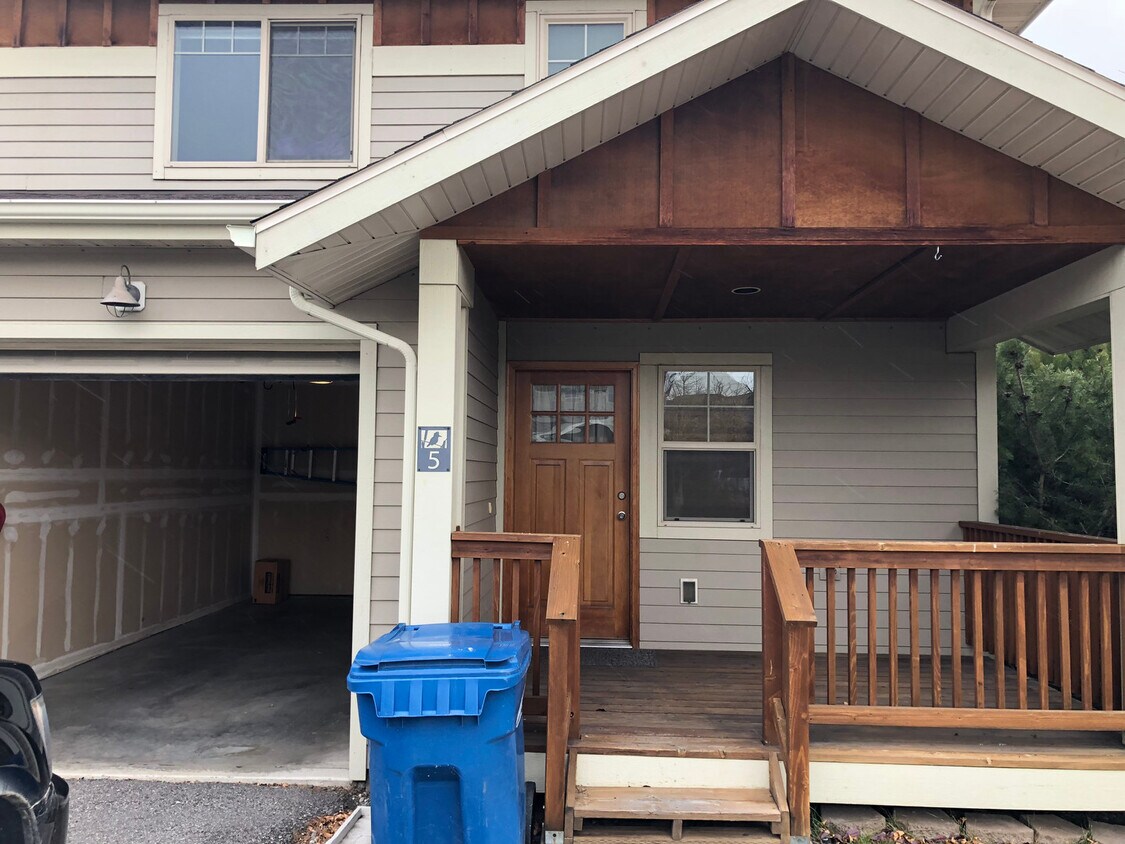 Primary Photo - 3 bedroom Condo across from Outlaw Brewing!