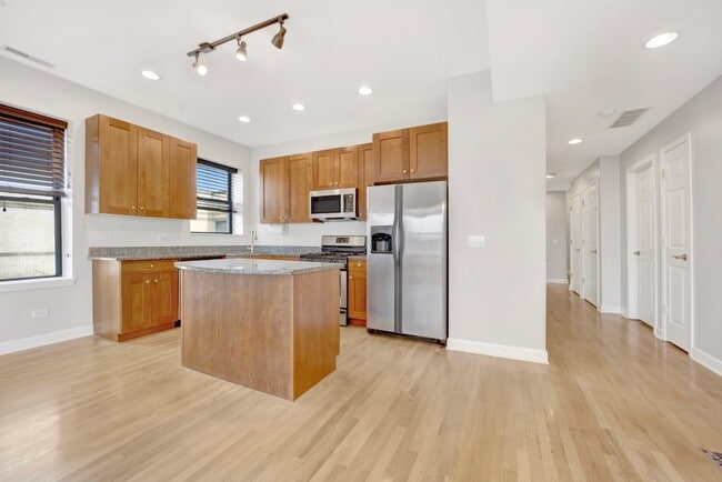 Foto del edificio - 4817 N Kimball Ave