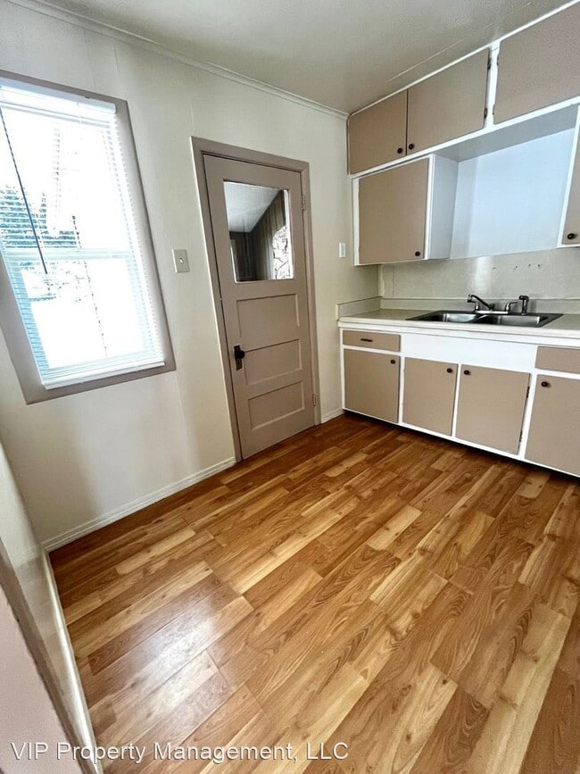 Building Photo - 1 br, 1 bath House - 502 School Street